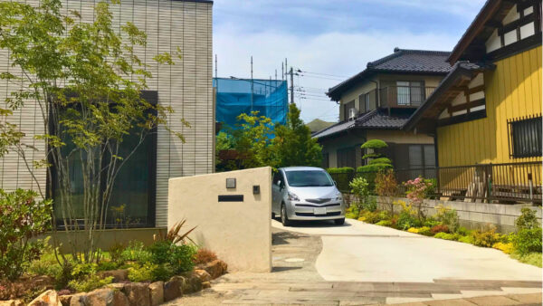 モダンデザインと機能美が共演する、アプローチ兼駐車スペース　牛久市O様邸