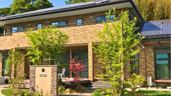 三世帯住宅をつなぐ調和のエクステリア　下妻市M様邸