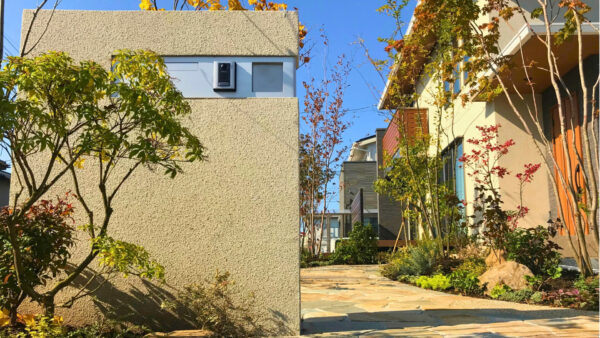 紅葉が映える自然石アプローチでお出迎え　桜川市T様邸