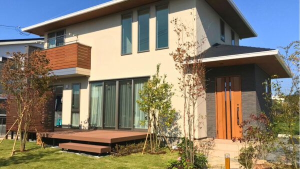 四季を楽しむ彩り豊かなアプローチと木調デッキのある暮らし　桜川市T様邸