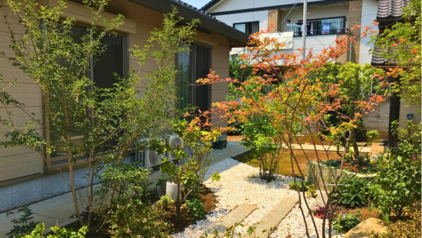 自然の彩りと目隠し効果を兼ねた癒しの植栽空間　つくばみらい市 S様邸