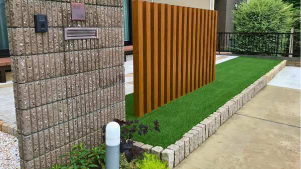 プライバシーとデザインを両立するスリットフェンス　つくば市O様邸