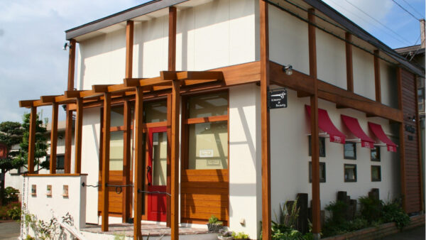 カフェのようにお客様を迎える、やさしい雰囲気の店舗へリフォーム　下妻市田宮美容室様