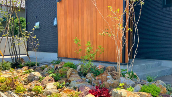 ロックガーデン風の植栽が彩る玄関アプローチ 八千代町Y様邸