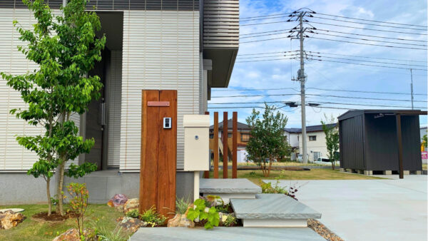軽やかさと重厚感を両立する、フローティング階段のある外構　つくばみらい市O様邸