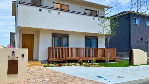 新しい住まいを引き立てる、木の温もりを感じるガーデン　つくば市A様邸