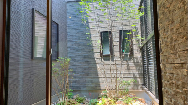 室内から眺めるナチュラルロックガーデンの坪庭 つくば市O様邸