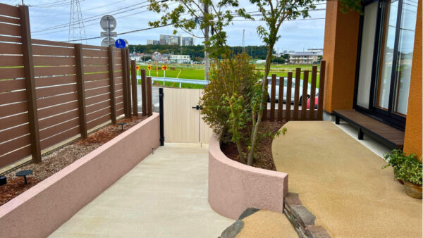 安全なスロープと石貼りでお手入れラクラクガーデン　つくば市I様邸