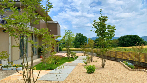 植栽と石張りが調和する、眺めのいい庭空間　筑西市K様邸