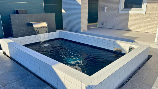 プールのように設計された池と噴水　つくば市トラスト企画様