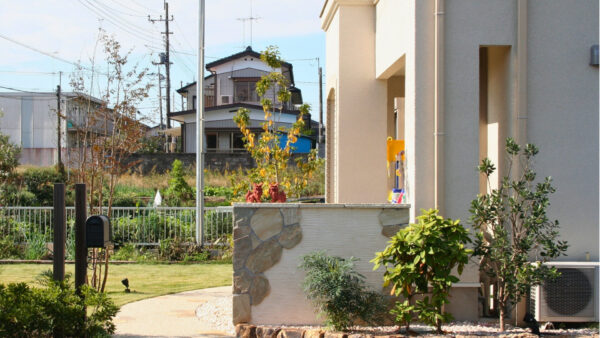 新築住宅を引き立てる広々芝生ガーデン　結城市U様邸