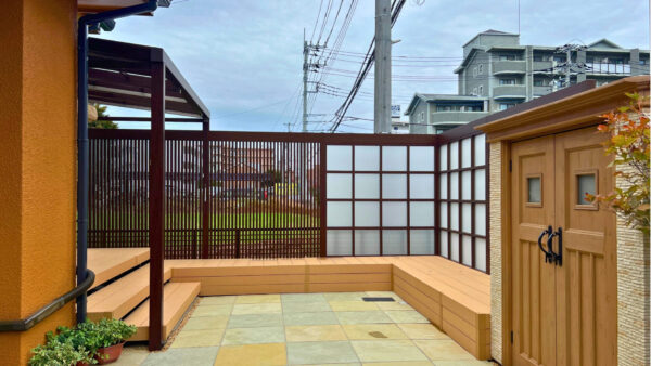 快適に使えるコの字型デッキとポーチ屋根のくつろぎ空間　つくば市I様邸