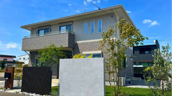 柔らかな植栽と調和するスタイリッシュな目隠し　古河市Y様邸